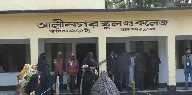ককটেল বিস্ফোরণ ঘটিয়ে ব্যালট পেপার ছিনতাই